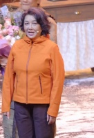 如今的江珊无惧皱纹白发，身材发福，拒绝医美，自然老去顺眼舒服！