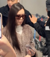 文咏珊产后现身机场照曝光！面部浮肿双下巴超真实，和粉丝合影毫无架子