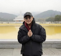 李连杰在九华山祈福，打扮朴素面容沧桑真实，与女儿在佛像前合照