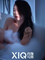 水汽氤氲的浴室里， 光落在肌肤的弧度上， 一帧寂静，半分慵懒！