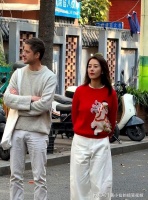 高圆圆现身成都太真实，皮松肉垮还脸肿，和外国友人吃锅盔很娇羞