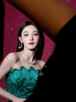 彭小苒出发图启用造雪机，梦回东宫小枫