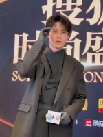 周奇剧内遭成毅训斥剧外被记者要求摆拍