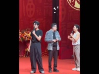 秦霄贤舞台连遇突发状况，搞笑场面引热议