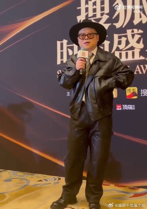 谁能想到岳云鹏解压靠盘核桃啊!还是雷佳音给的灵感,这俩人太有梗了!