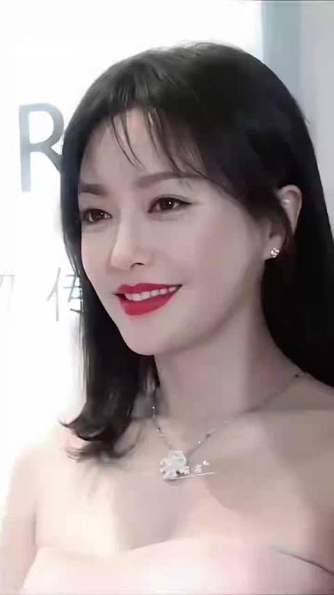 秦岚的优雅大气真迷人,端庄范儿十足,看着就舒心!