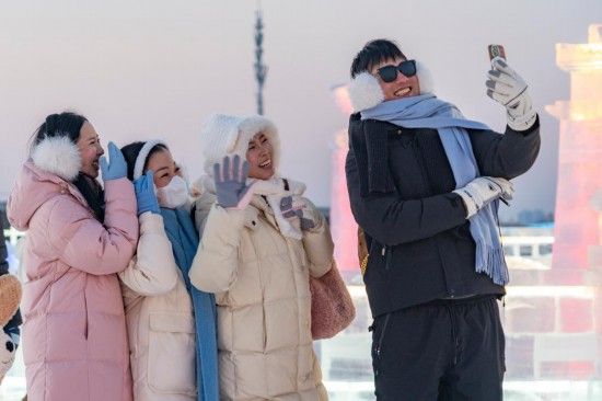 12月17日,游客在哈尔滨冰雪大世界园区游玩。新华社记者 谢剑飞 摄