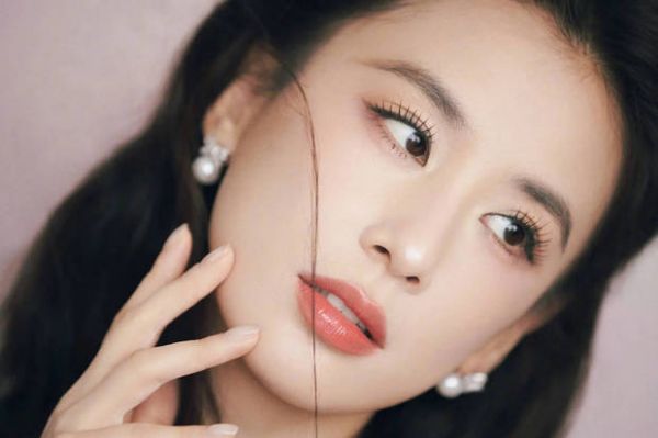 搜狐娱乐讯 12月18日，2025年搜狐时尚盛典，黄圣依一组美图释出，手拿鲜花气质典雅，一头卷发仙气飘飘。