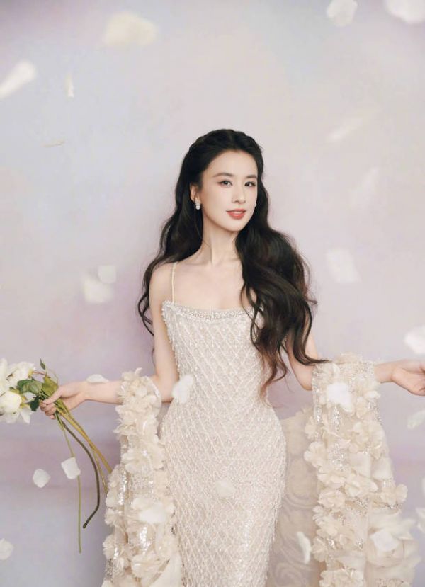 黄圣依莞尔一笑超明艳。