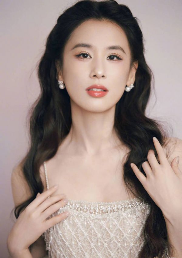 黄圣依锁骨诱人。