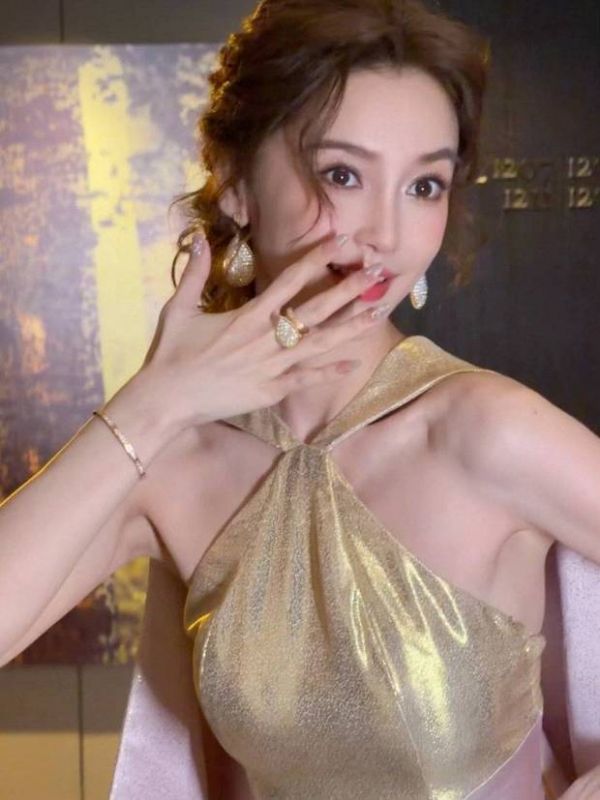 搜狐娱乐讯 12月18日,杨颖亮相芭莎艺术之夜,一袭鎏金长裙好身材尽显。