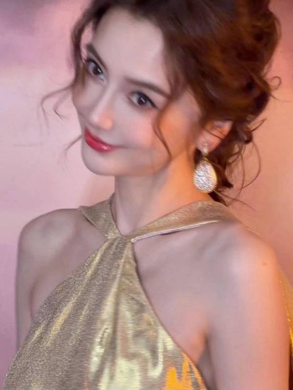 杨颖大眼灵动。