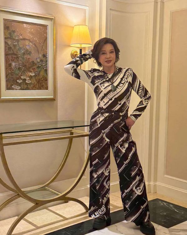 搜狐娱乐讯 12月18日,2025搜狐时尚盛典,刘晓庆在社媒分享一组美照,盘发造型的她状态松弛,笑容大气,完美诠释了美人在骨不在皮。