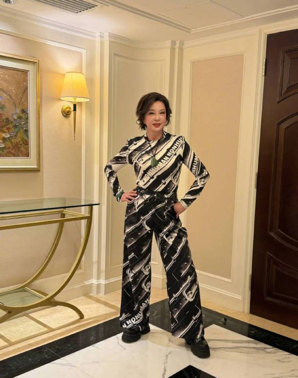 刘晓庆气质卓然。