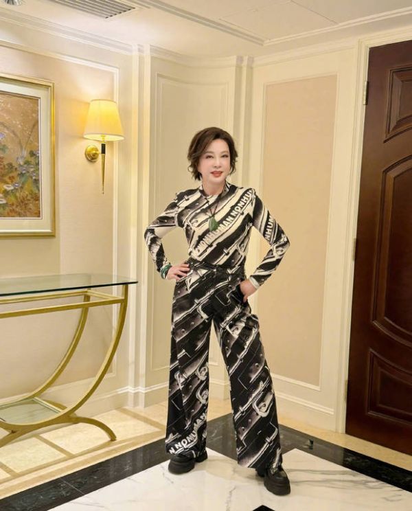 刘晓庆笑容明媚。