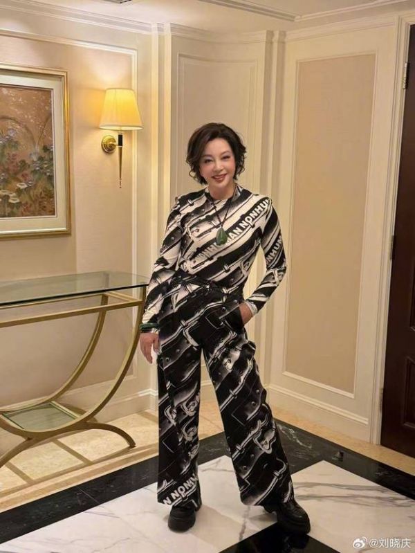 刘晓庆单手叉腰。