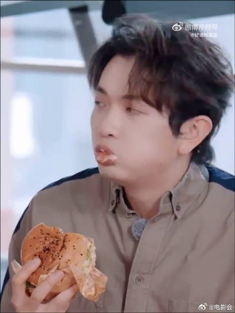 颜人中携一块腹肌男团亮相声生不息