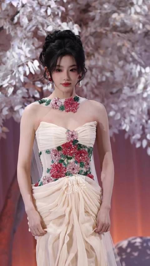 我滴天呢,孔雪儿走秀这段美神降临了