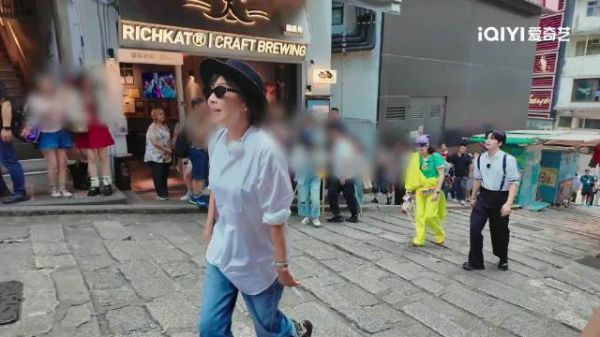 张柏芝街头为邵子恒新歌拍摄宣传视频