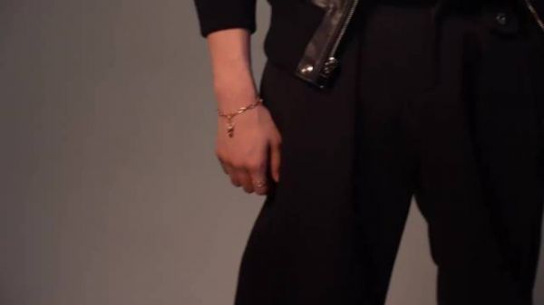 张艺兴登时装男士封面，用行动诠释表现力