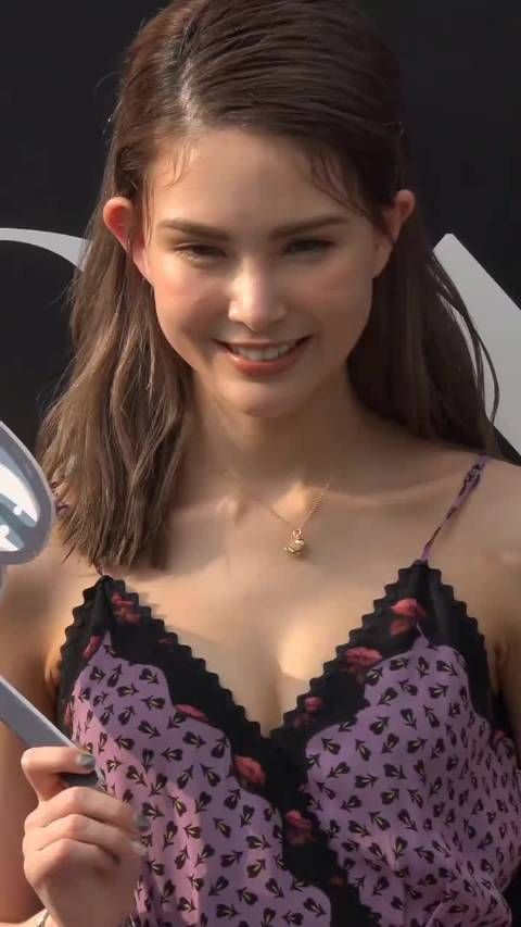 天王嫂昆凌简单吊带装出席户外活动现场,不惧无滤镜怼脸拍,笑容超暖心