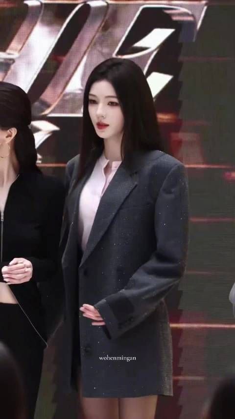 高端的颜值，往往只需要黑长直