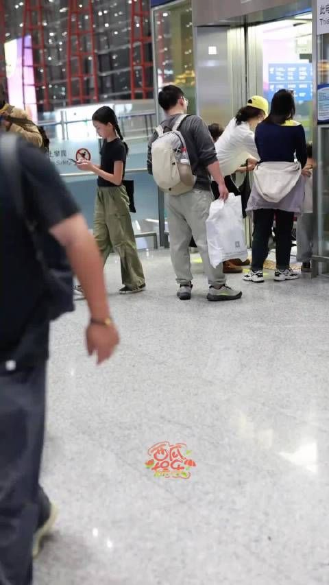 黄磊孙莉11岁二女儿黄少艾五官酷似父亲