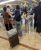 秦昊一家五口度假，伊能静少女打扮但很显胖，走哪都带公婆真孝顺