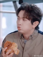 颜人中携一块腹肌男团出道，独特风格引关注