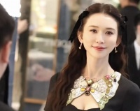 林志玲惊艳亮相活动现场，皮肤紧致细腻，身材苗条挺拔，状态极佳