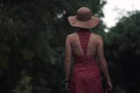 长得太美被导演占为己有，4年后生下大明星儿子，17岁就成男一号