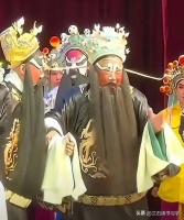 杨议，再次点评郭德纲的真假老包：人家唱戏拿气唱，他用嗓子喊