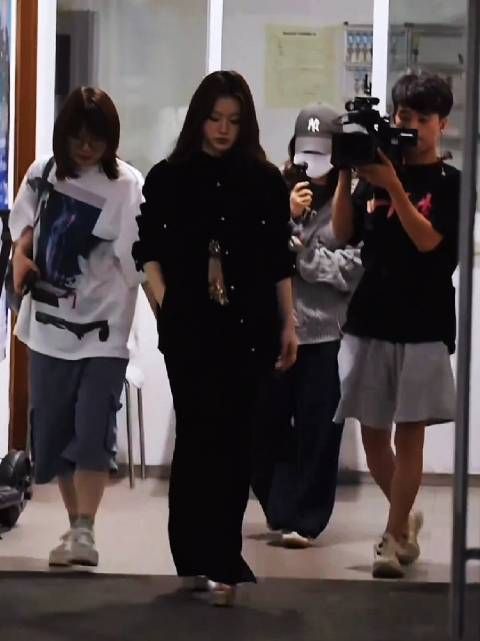 单依纯全黑造型亮相,金色点缀尽显自信魅力