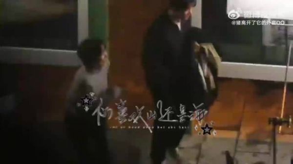 肖战姜妍《小城良方》拍摄路透,两个人冷到原地跺脚,真的有被萌到