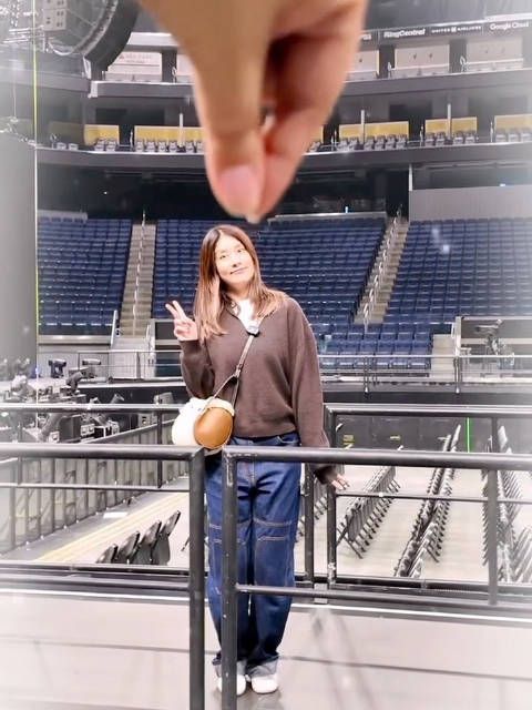 被陈慧琳萌鼠，“不要离这么近，皱纹都被你看到了！”