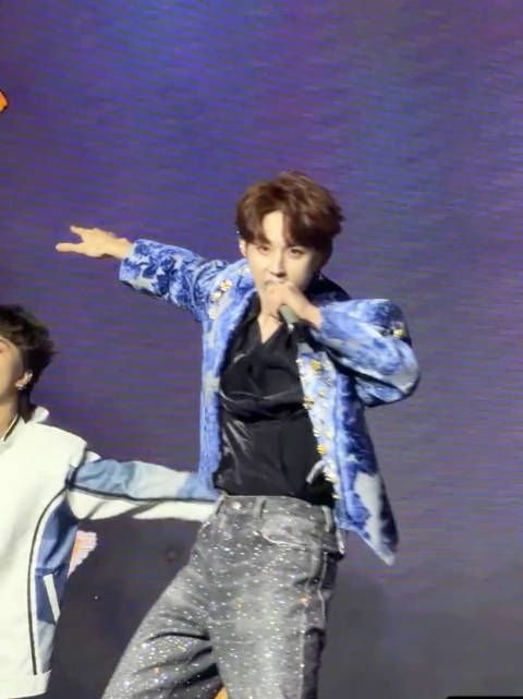 郭俊辰以粉发造型亮相，展现青春活力