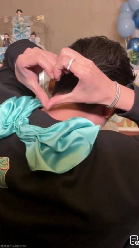 丞磊生日直播挑战背后比心，线下同步宠粉