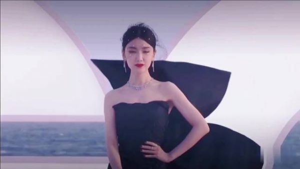 毛晓彤红毯造型合集：从灰姑娘到白幼瘦，每一次都是鲨疯的存在！