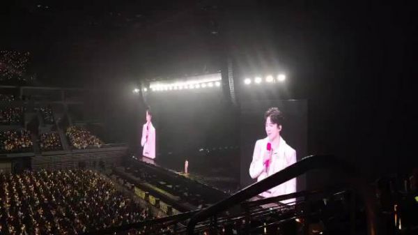 刘宇宁演唱会万人齐呼顶流，感动回应粉丝支持