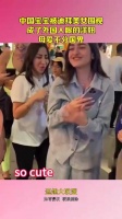 中国宝宝被迪拜美女围观，成了外国人眼中的洋妞，母爱不分国界！