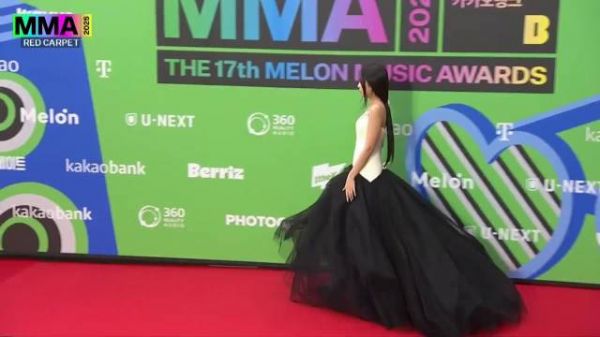 Jennie亮相MMA红毯,黑白天鹅造型惊艳