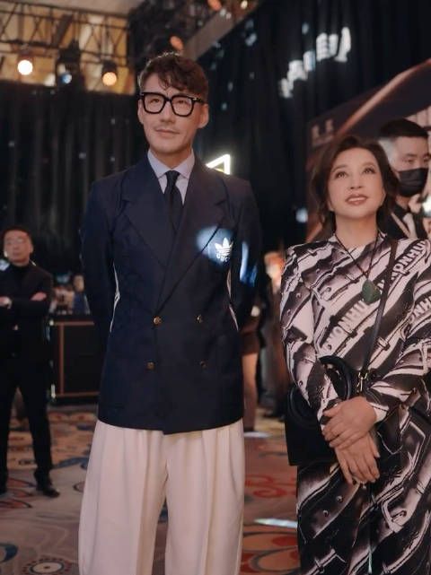 刘晓庆搜狐盛典怼脸拍暴露真实年龄,手抖青筋显老态