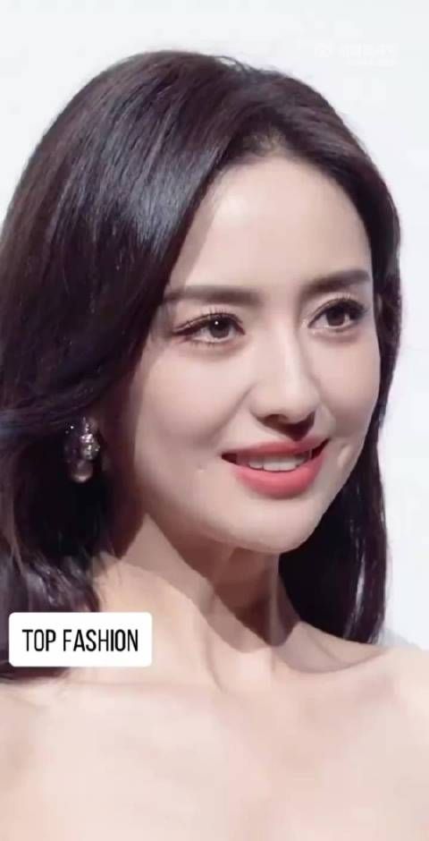 佟丽娅现身凤凰传奇演唱会