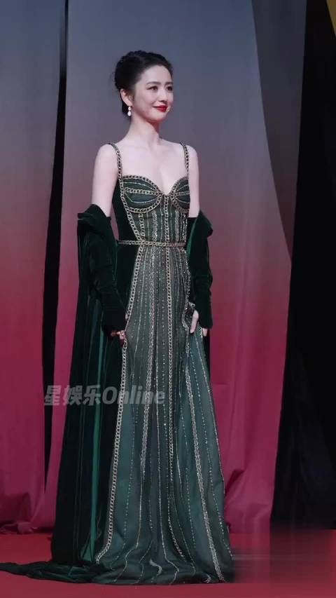 佟丽娅绿色披肩长裙亮相,42岁状态如何?