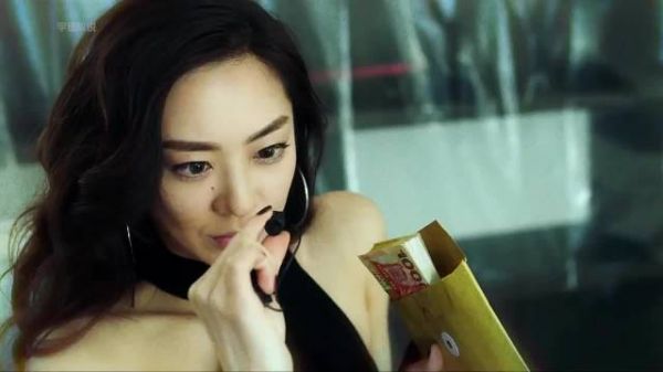 妻子为了继承丈夫几十亿的家产,竟从外面找了个日本女人接近他