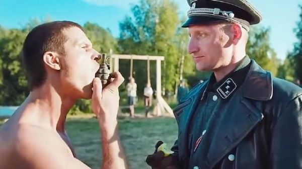 男子通过魔术表演让敌军放松警惕后各个被一枪爆头