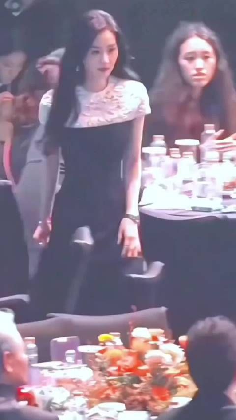 看刘诗诗走路就是种享受,她的体态真好,优雅知性,楚楚动人