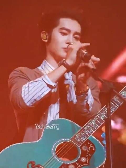 于适演唱会咬拨片瞬间舞台张力十足