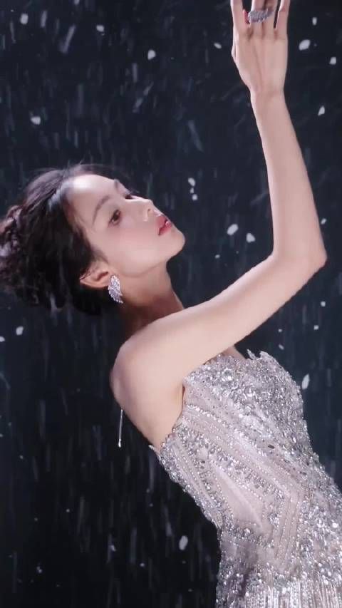 陈都灵碎钻礼服造型,仿佛把银河穿在身上