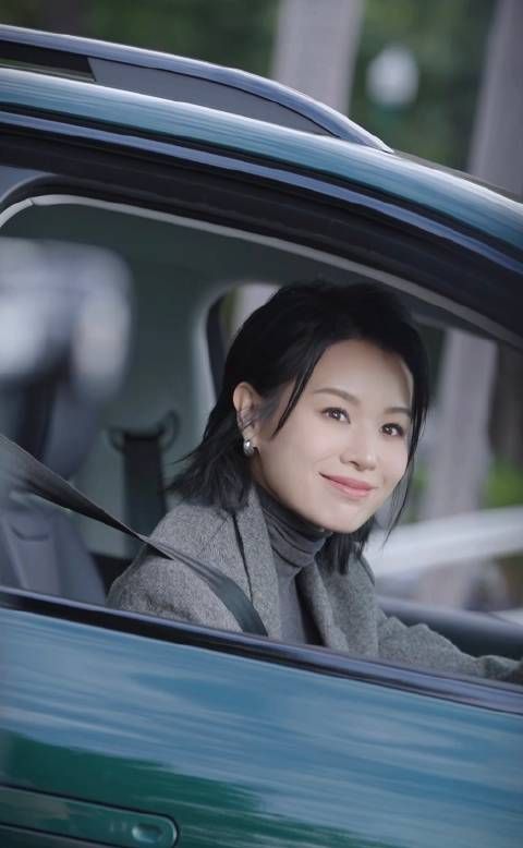 胡杏儿解锁新身份,成为香港首位零跑C10车主